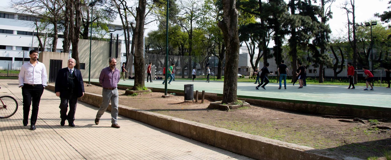 El presidente Tauber durante una recorrida por las obras del Campo de Deportes 