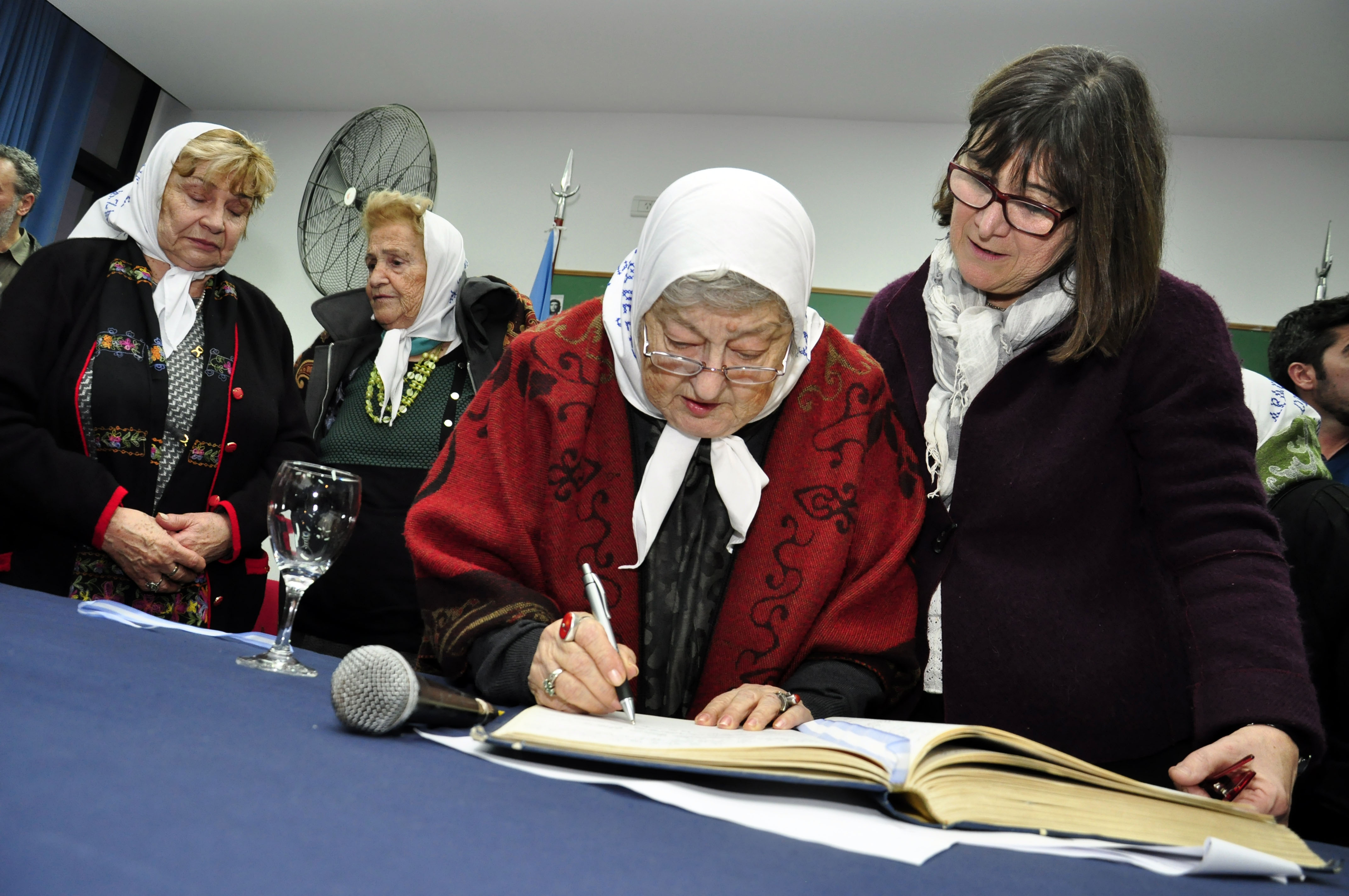 Hebe recibió el Honoris Causa de la UNLP en representación de la Asociación Madres de Plaza de Mayo