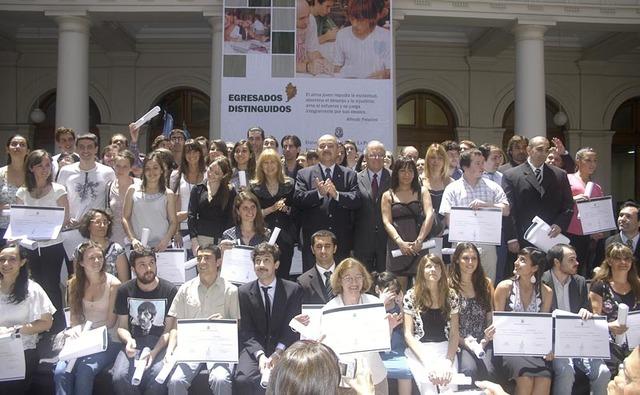 En 2011 se hizo la primera entrega de diplomas a los mejores graduados