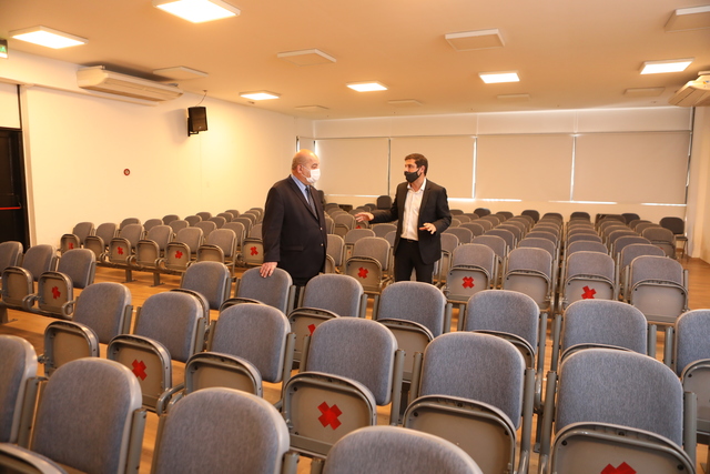 Tauber estuvo en la Facultad de Ciencias Económicas junto al decano y autoridades