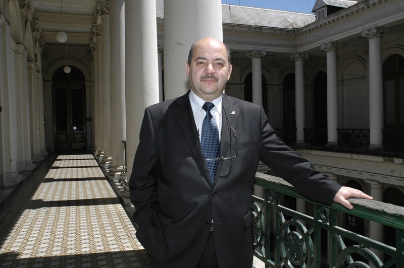 Fernando Tauber en el patio del rectorado