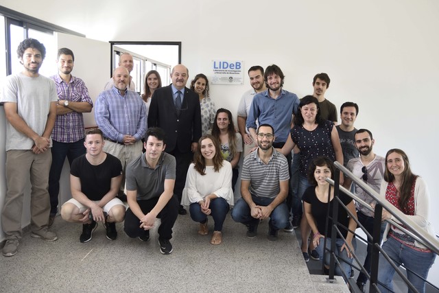 El presidente Tauber junto a los investigadores del LIDEB